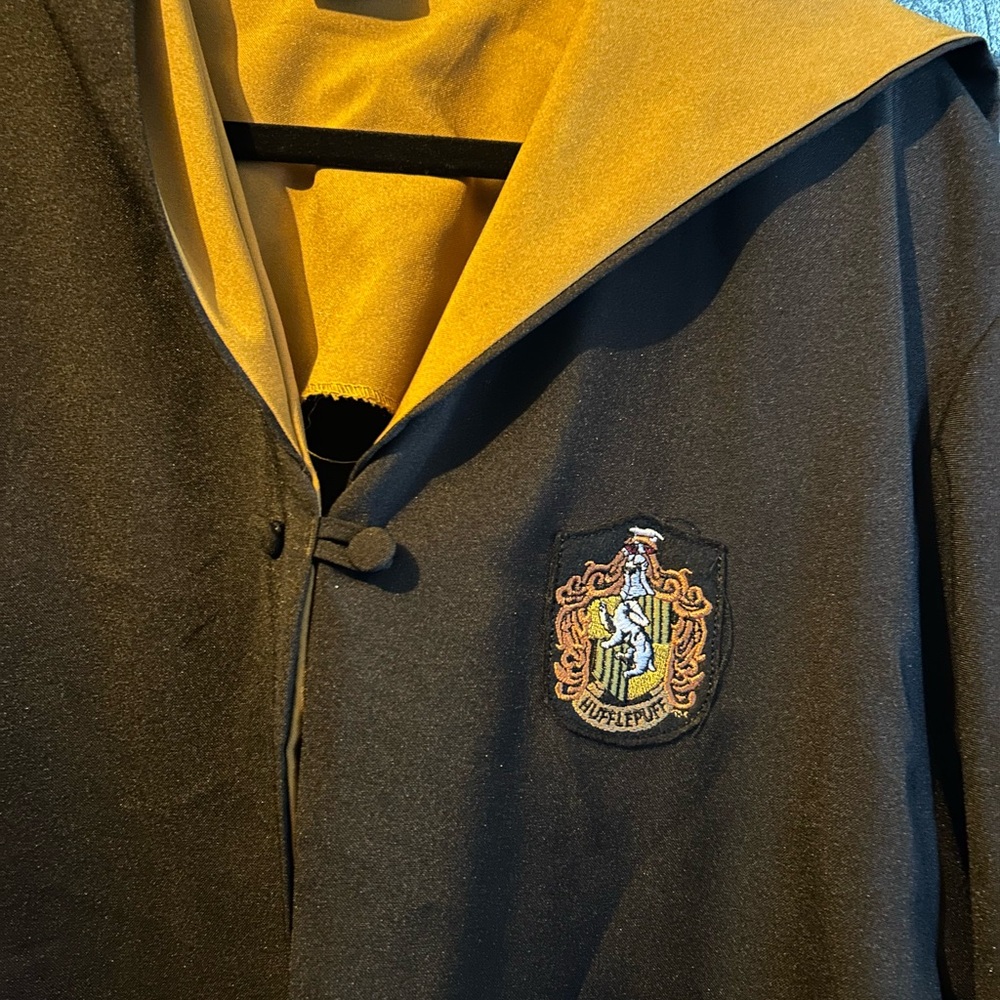 Hogwarts Hufflepuff Robe - Black with Gold Lining - Picture 2 of 3